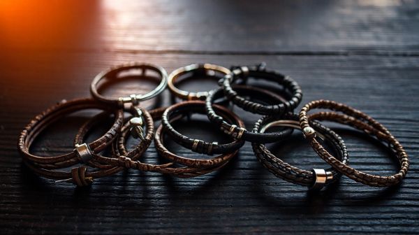 Top bracelets pour hommes : guide des styles et nouveautés