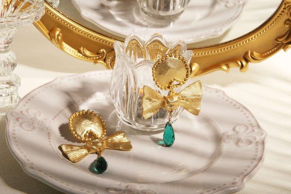 Comment choisir et porter des broches vintage pour rehausser une tenue formelle ?